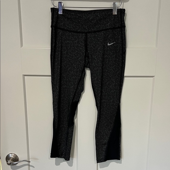 Nike DriFit Charcoal and Black Performance Capri Leggings Sz XS - Picture 1 of 8
